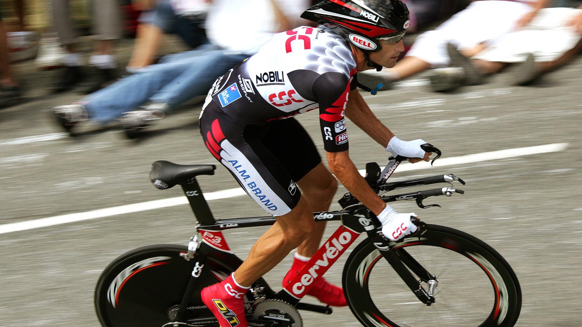 “宽板滑水：东三叉湖赛场创新运动，激情无限”